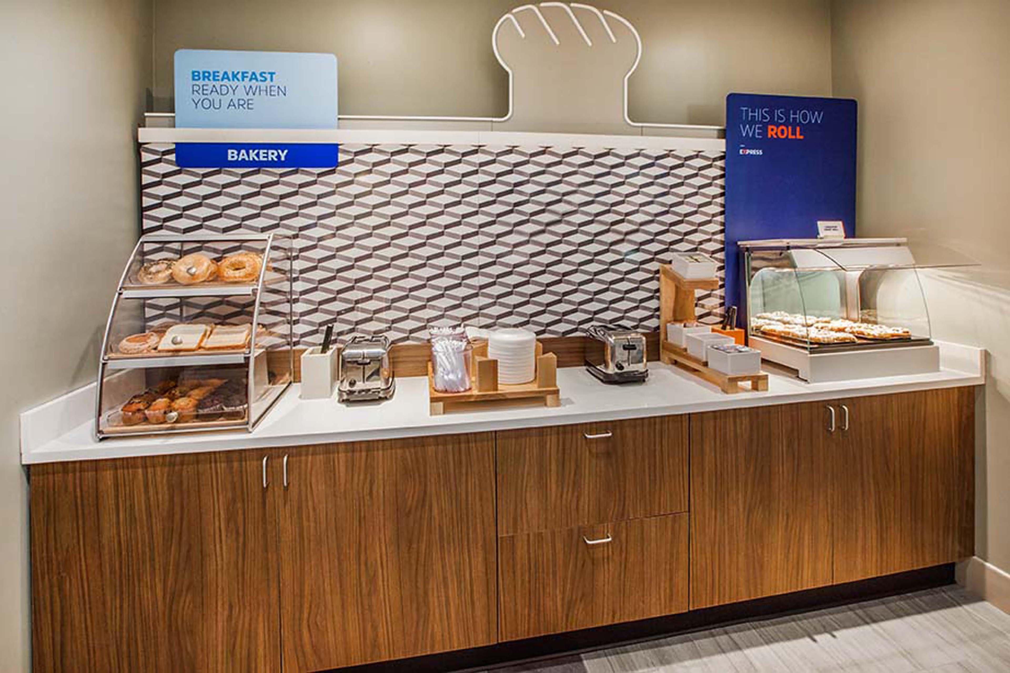 Holiday Inn Express & Suites West Long Branch - Eatontown By Ihg Eksteriør bilde
