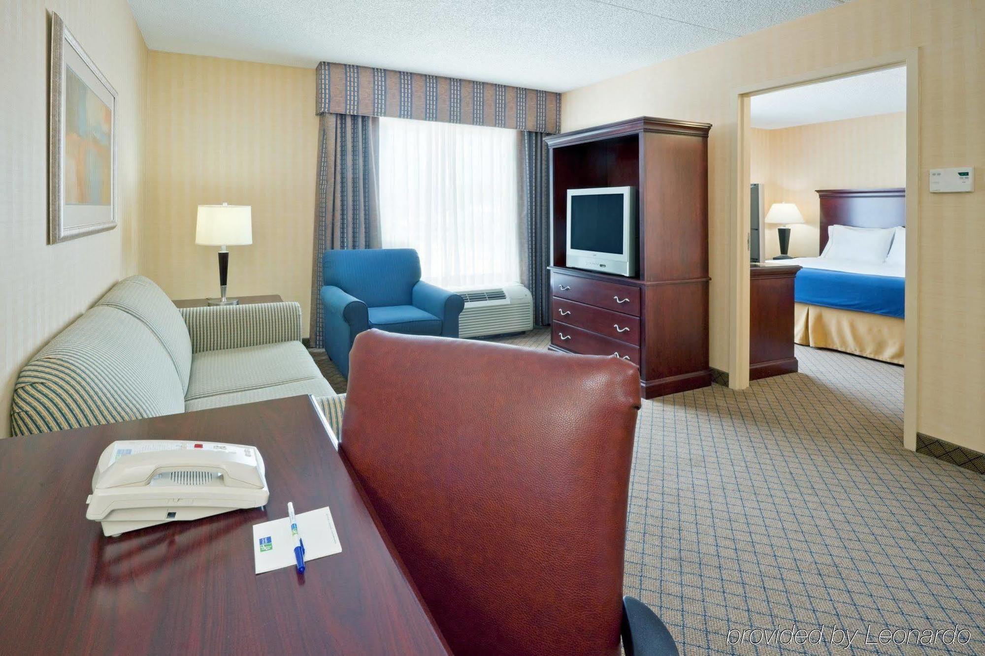 Holiday Inn Express & Suites West Long Branch - Eatontown, An Ihg Hotel Rom bilde